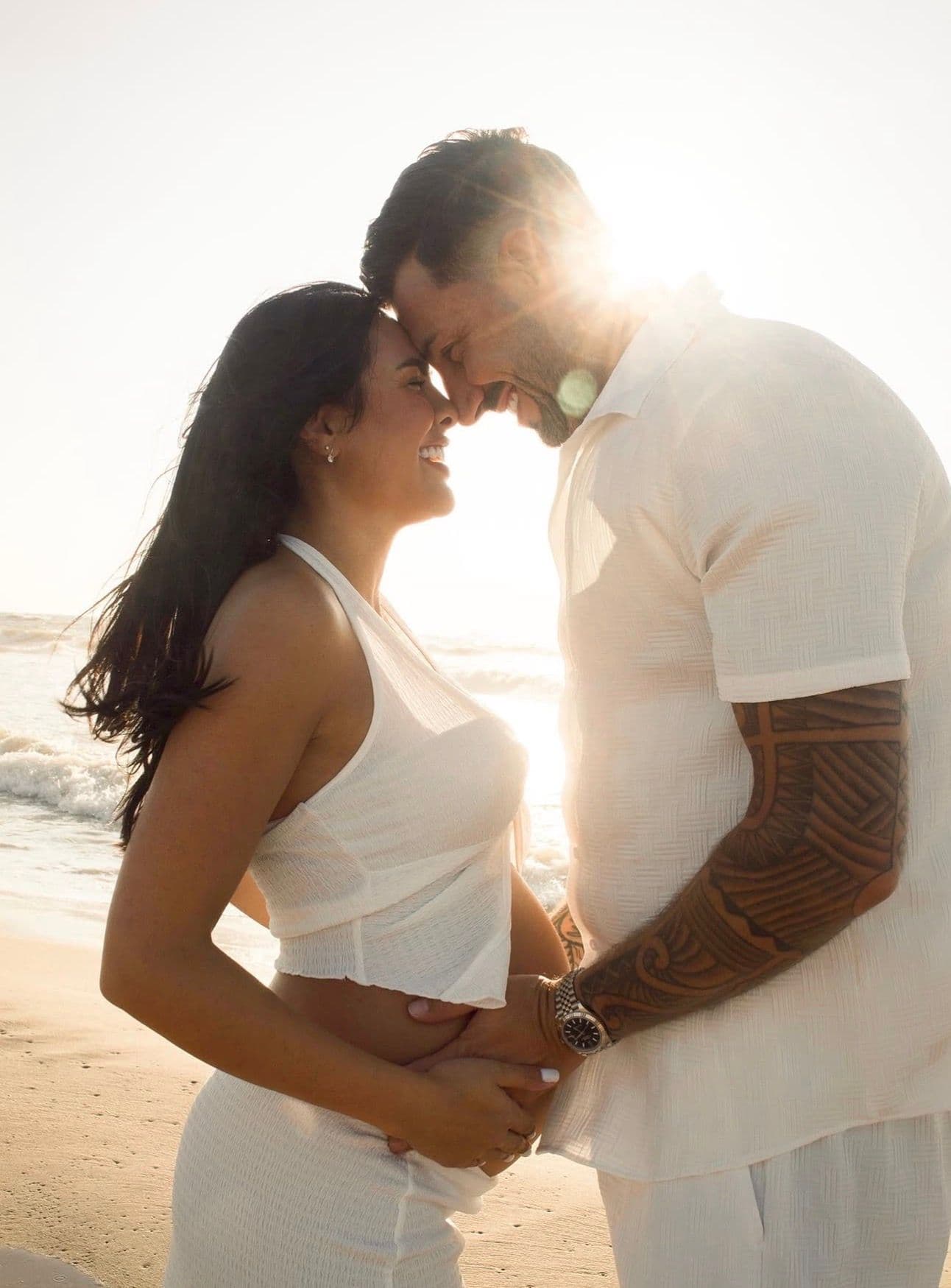 Loveshoot aan het strand bij zonsondergang.