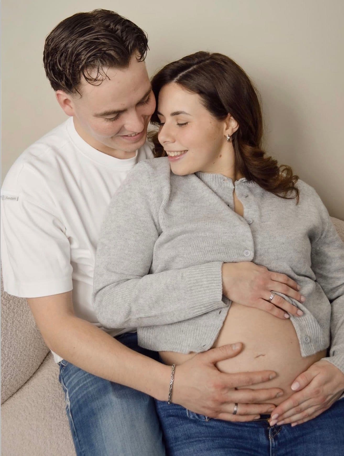 Aanstaande ouders tijdens een zwangerschapsshoot.