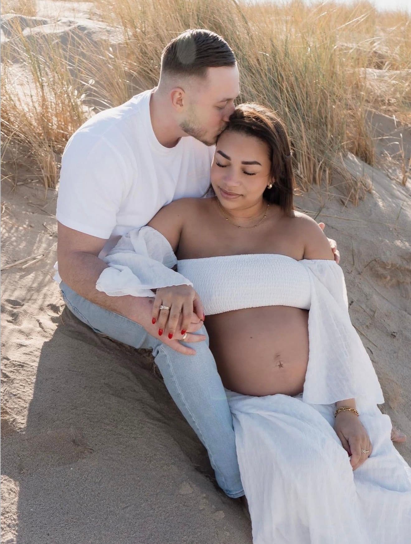 Zwangerschapsshoot in de duinen aan zee.