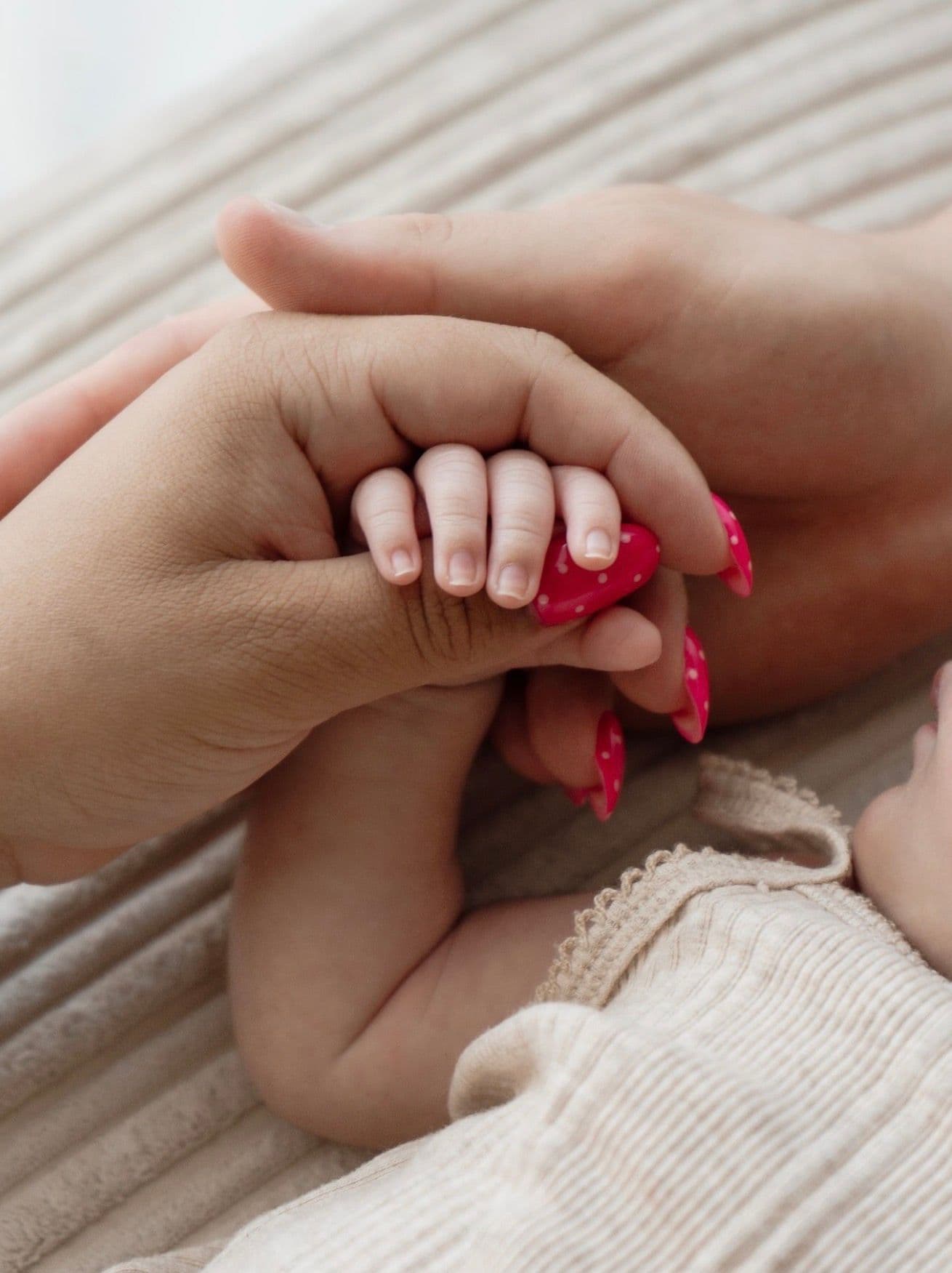 Newborn detail, een handje om je vinger.