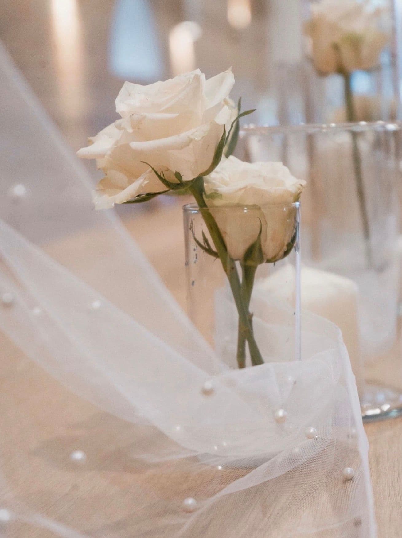 Bruiloftsdetails met rozen en sluier.